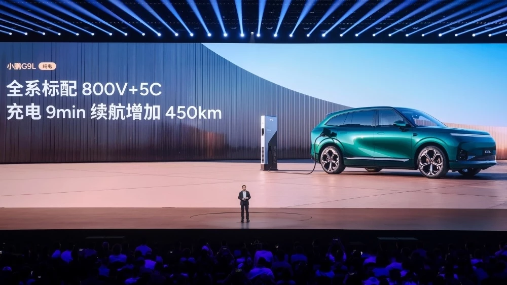 Кроссовер XPeng G9L сбоку спереди презентация в Китае