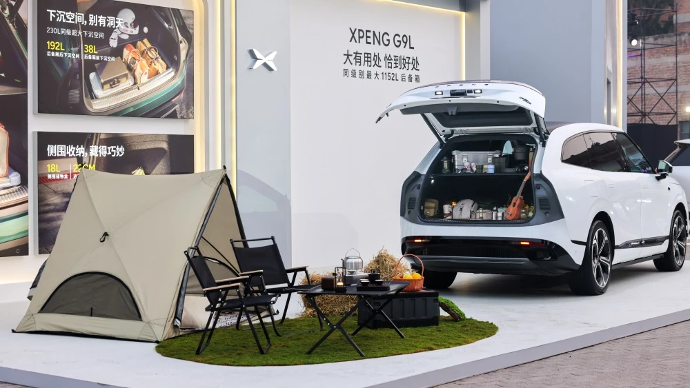Кроссовер XPeng G9L сбоку сзади презентация в Китае
