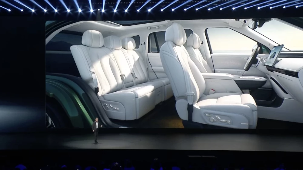 Кроссовер XPeng G9L салон интерьер презентация в Китае