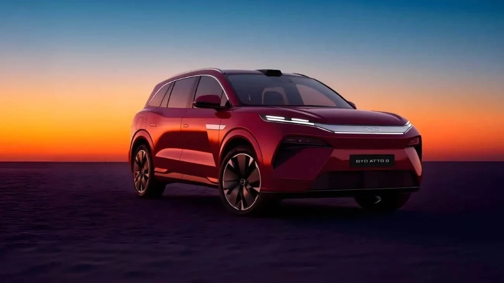 Кроссовер BYD Atto 8 сбоку спереди вечерний свет