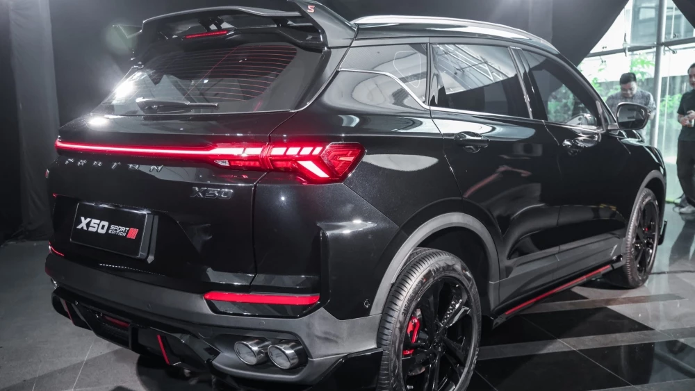 Кроссовер Proton X50 Sport Edition второго поколения сбоку сзади