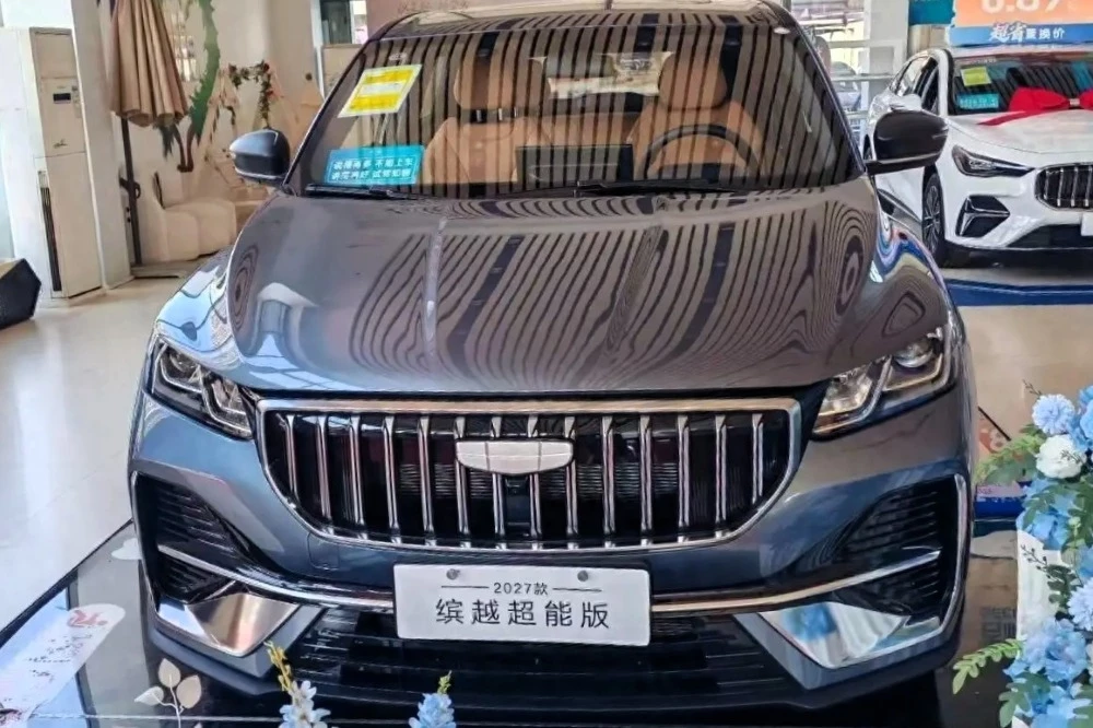 кроссовер geely coolray 2027 у дилера в китае спереди