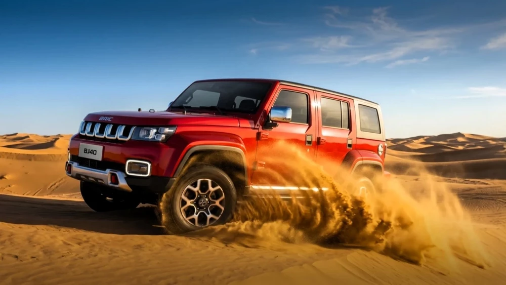 внедорожник baic bj40 сбоку спереди бездорожье полный привод в песках
