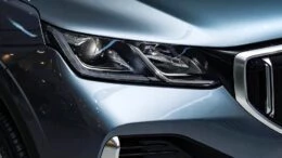 кроссовер geely coolray 2027 у дилера в китае спереди
