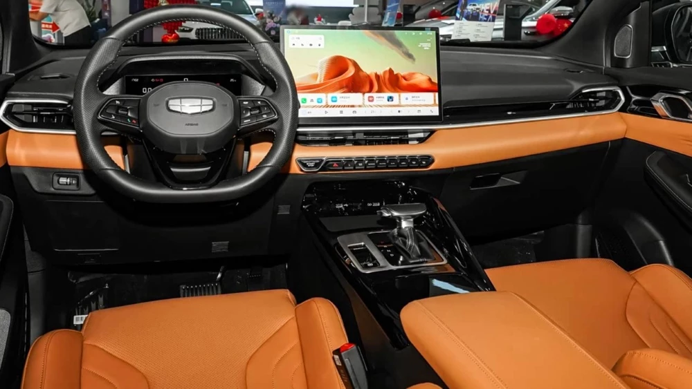 кроссовер geely coolray 2027 у дилера в китае салон интерьер