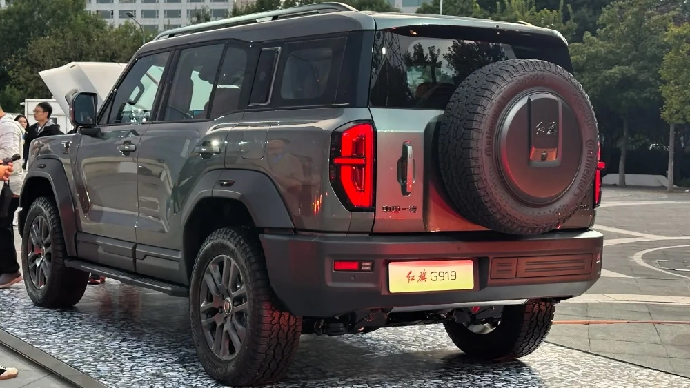 внедорожник hongqi g919 в Китае сбоку сзади гибрид