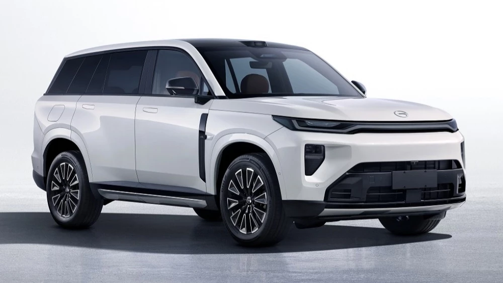 кроссовер gac s7 сбоку спереди с гибридной hev установкой