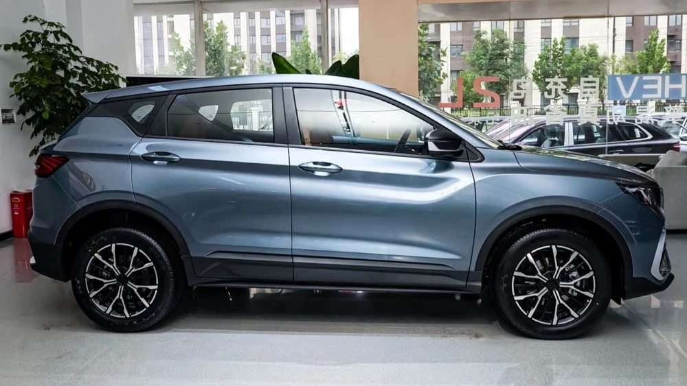 кроссовер geely coolray 2027 у дилера в китае сбоку