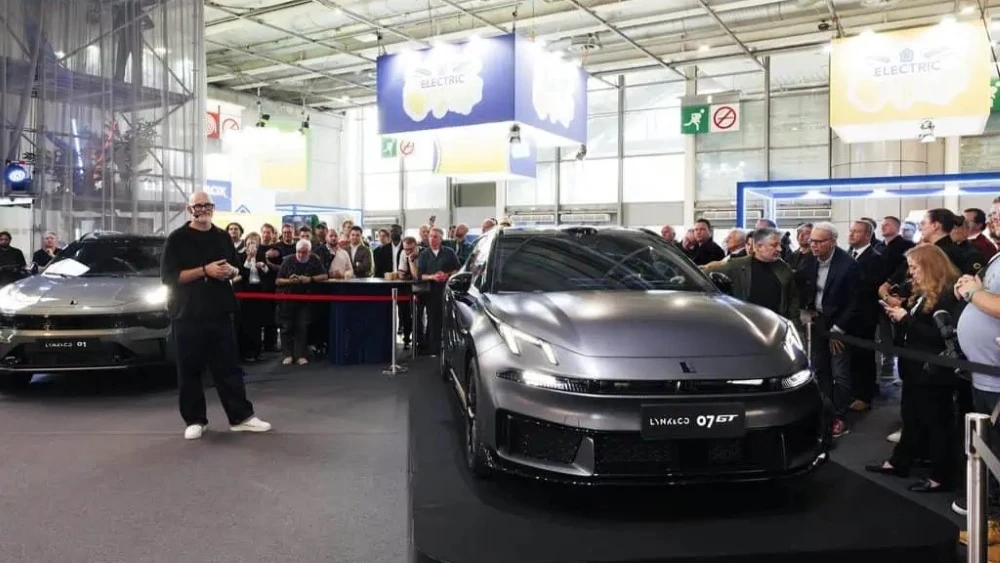 Презентация в павильоне Lynk & Co автосалон в Париже 2026