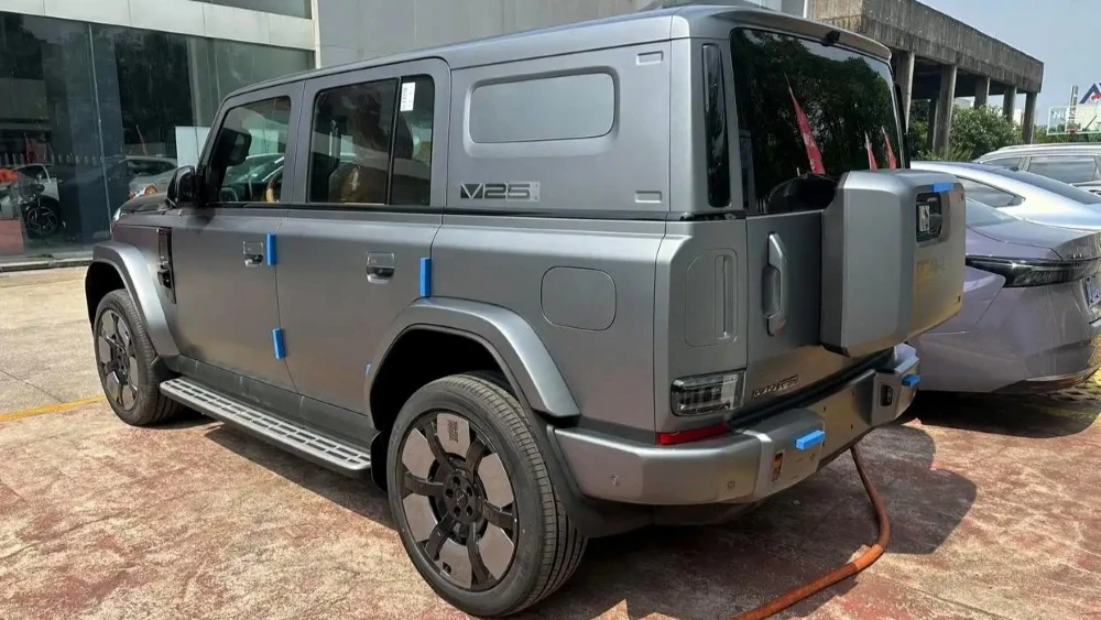 кроссовер chery icar v25 сзади сбоку предпродажи в Китае