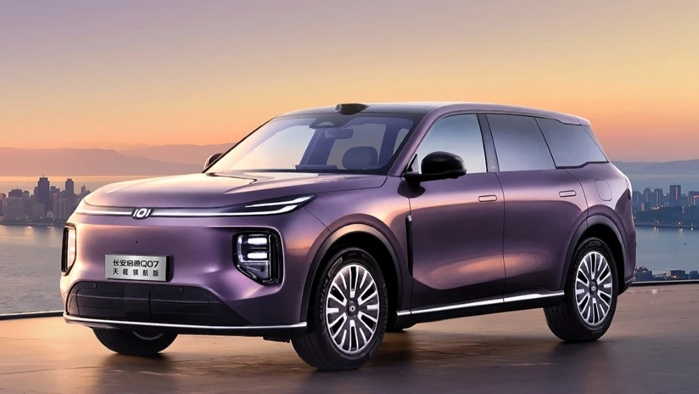 кроссовер changan nevo q07 спереди сбоку