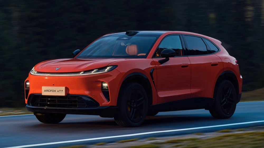кроссовер arcfox alpha t7 от компании baic сбоку спереди оранжевый