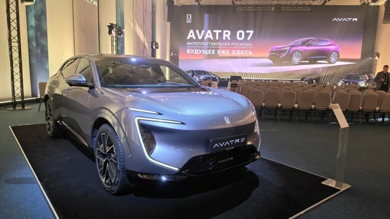 Первый обзор гибрида Avatr 07. Станет ли самый доступный автомобиль марки самым популярным? Avatr 07 серый спереди сбоку новый презентация Россия