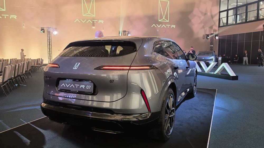 Avatr 07 серый сзади сбоку новый презентация Россия