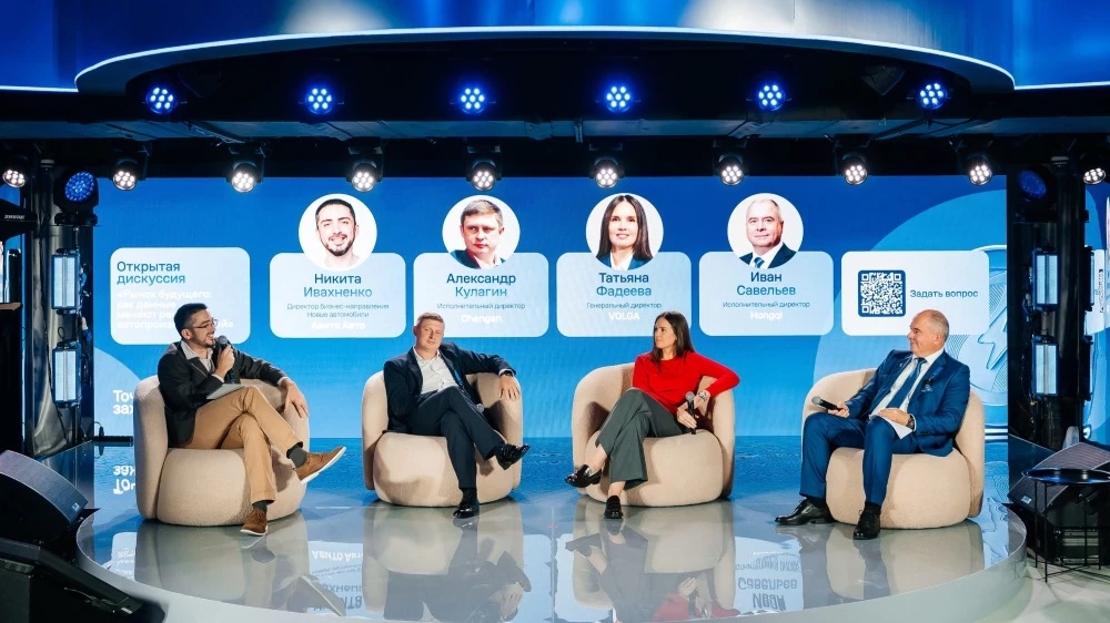 исполнительный директор Changan Motors Rus Александр Кулагин, глава бренда Volga Татьяна Фадеева и гендиректор Hongqi в России Иван Савельев