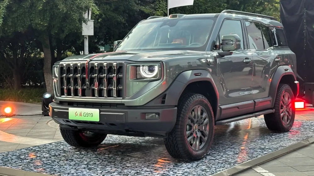 внедорожник hongqi g919 в Китае сбоку спереди гибрид