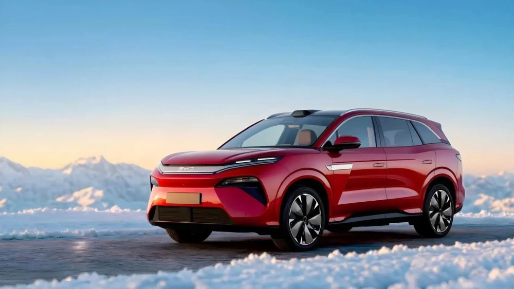 Кроссовер BYD Atto 8 сбоку спереди зимой на снегу