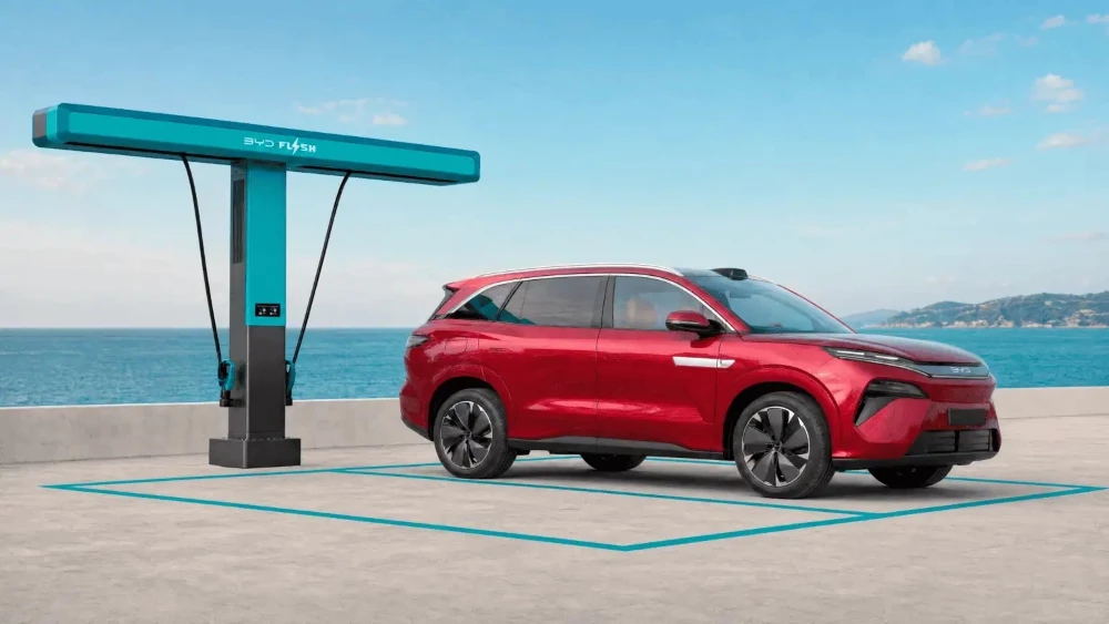 Кроссовер BYD Atto 8 сбоку спереди быстрая зарядка станция