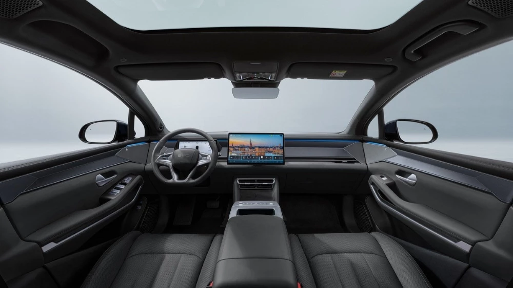 Кроссовер BYD Atto 8 салон интерьер