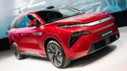 Кроссовер BYD Atto 8 сбоку спереди Парижский автосалон 2026 презентация