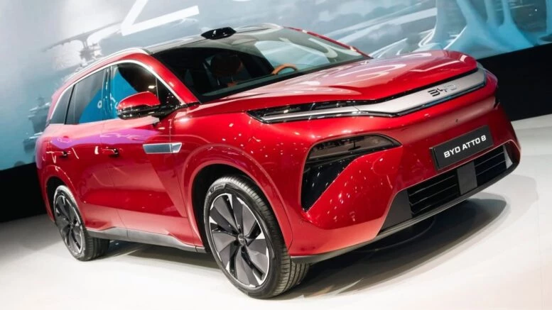 BYD представил в Париже Atto 8. Он станет первым на континенте кроссовером с флэш-зарядкой Кроссовер BYD Atto 8 сбоку спереди Парижский автосалон 2026 презентация