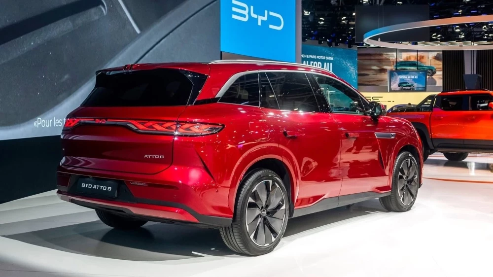 Кроссовер BYD Atto 8 сбоку сзади Парижский автосалон 2026 презентация