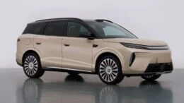 Полноприводный кроссовер BYD Tang третьего поколения сбоку спереди