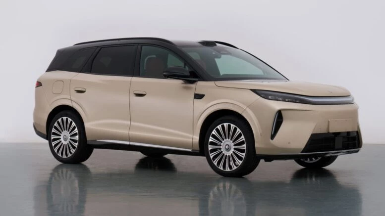 Полноприводный кроссовер BYD Tang третьего поколения сбоку спереди