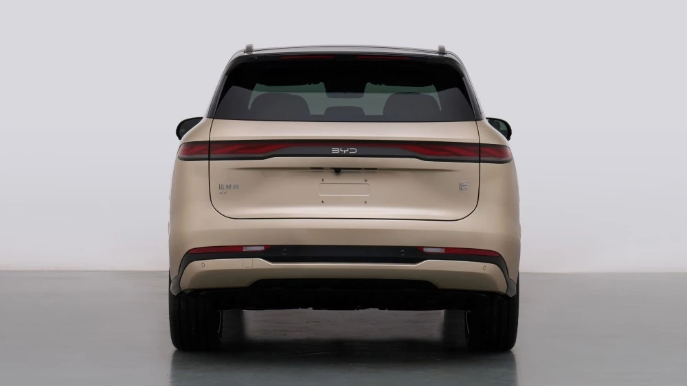 Полноприводный кроссовер BYD Tang третьего поколения сзади