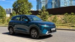 BYD Yuan Up DM-i тест в Казахстане сбоку спереди