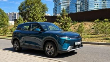 BYD Yuan Up DM-i тест в Казахстане сбоку спереди
