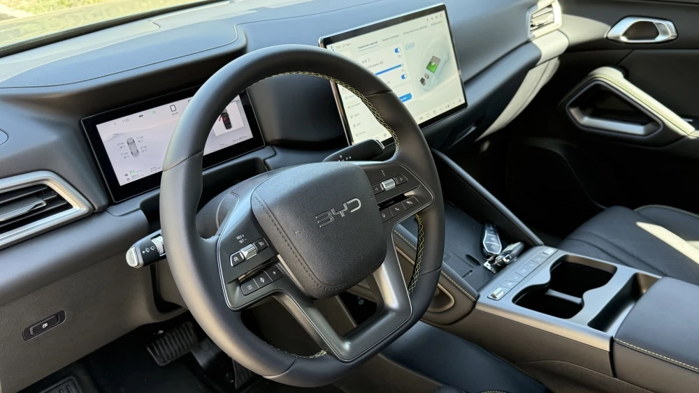 BYD Yuan Up DM-i тест в Казахстане салон интерьер