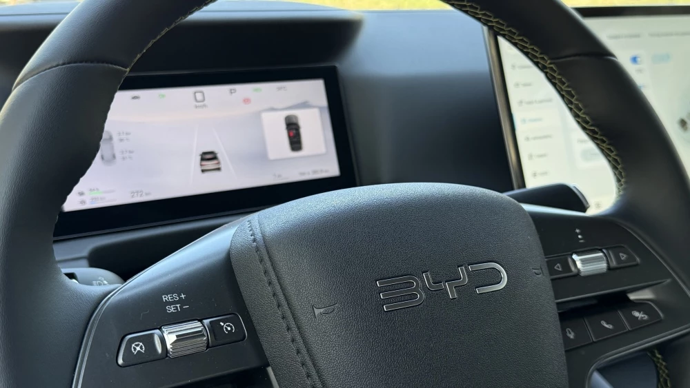 BYD Yuan Up DM-i тест в Казахстане салон интерьер руль приборная панель