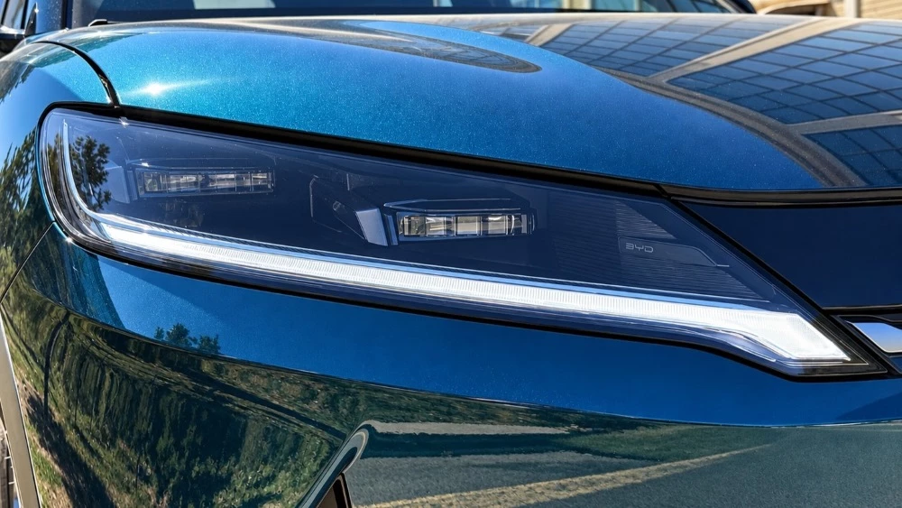 BYD Yuan Up DM-i тест в Казахстане фара спереди