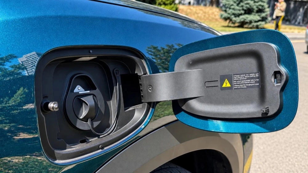BYD Yuan Up DM-i тест в Казахстане зарядный порт лючок