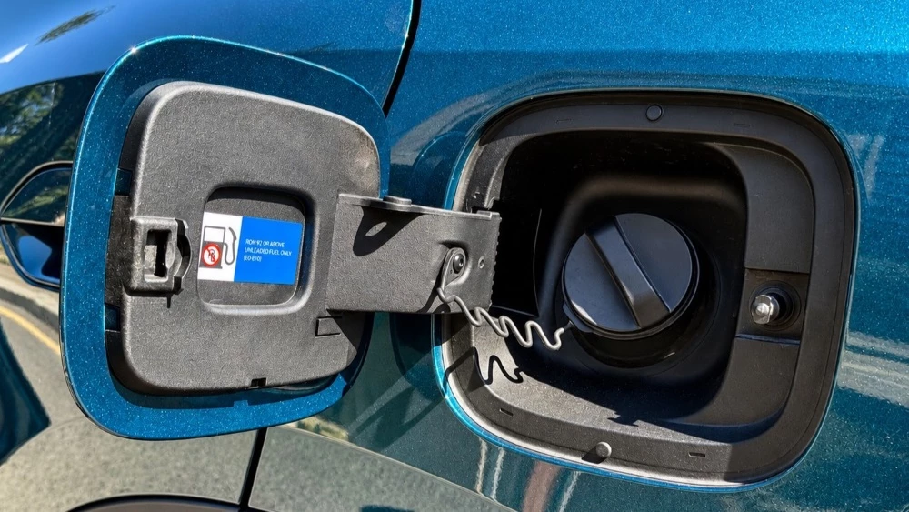 BYD Yuan Up DM-i тест в Казахстане заливная горловина бензиновый лючок
