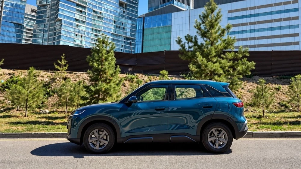 BYD Yuan Up DM-i тест в Казахстане сбоку