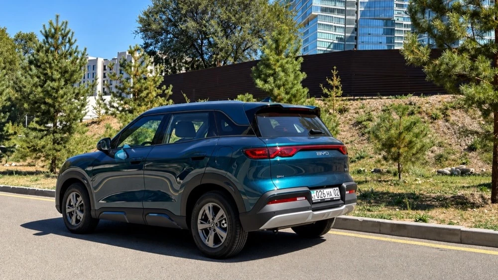 BYD Yuan Up DM-i тест в Казахстане сбоку сзади