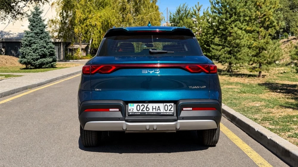 BYD Yuan Up DM-i тест в Казахстане сзади