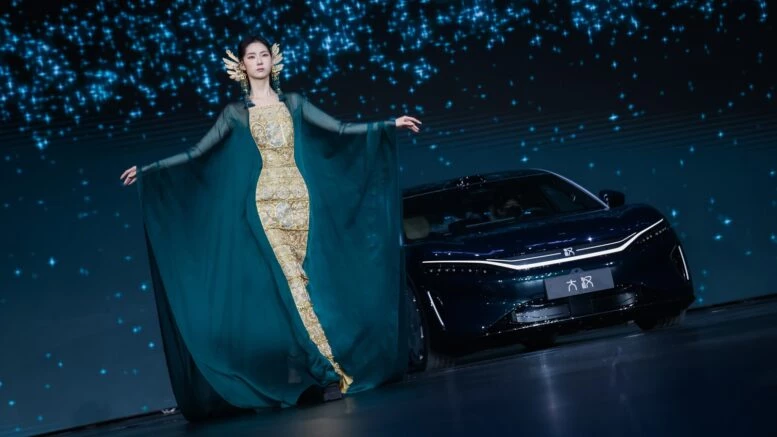 Седан BYD Dahan EV пополнил «высшую лигу» китайского авторынка. Цены и оснащение Электрический седан BYD Dahan EV презентация в Китае сбоку спереди артистка женщина