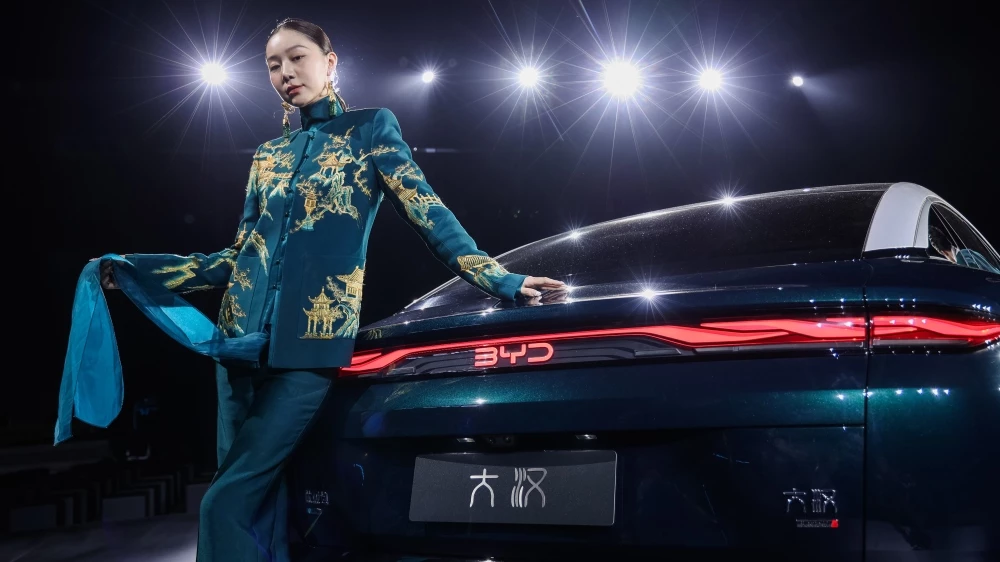 Электрический седан BYD Dahan EV презентация в Китае сзади артисты