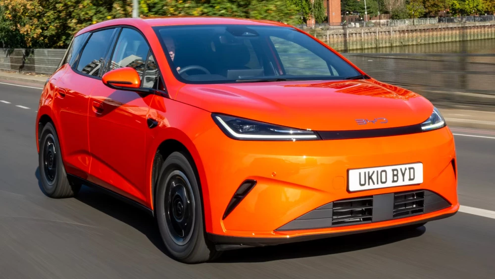 byd dolphin g хетчбэк гибрид сбоку спереди оранжевый