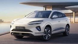 Кроссовер BYD Sealion 6 EV появится в Узбекистане сбоку спереди белый