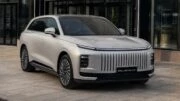 Цены Exeed Exlantix ET назвали для Казахстана кроссовер сбоку спереди