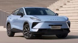 Цены нового кроссовера Omoda C5 Plus назвали в Казахстане сбоку спереди голубой