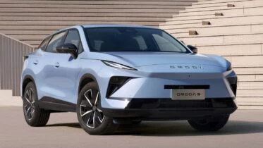 Цены нового кроссовера Omoda C5 Plus назвали в Казахстане сбоку спереди голубой