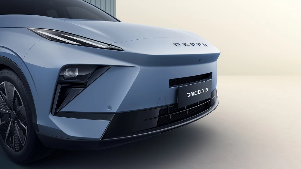 Цены нового кроссовера Omoda C5 Plus назвали в Казахстане сбоку спереди голубой передняя часть
