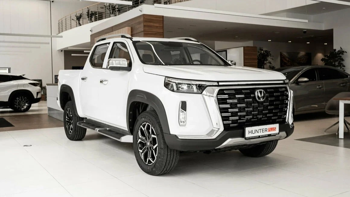 Пикап Changan Hunter Plus дизельная версия у дилера в автосалоне автопортрет Санкт-Петербург сбоку спереди