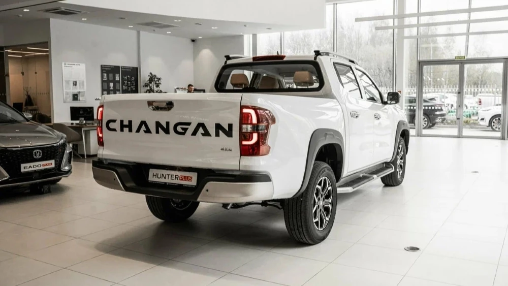 Пикап Changan Hunter Plus дизельная версия у дилера в автосалоне автопортрет Санкт-Петербург сбоку сзади
