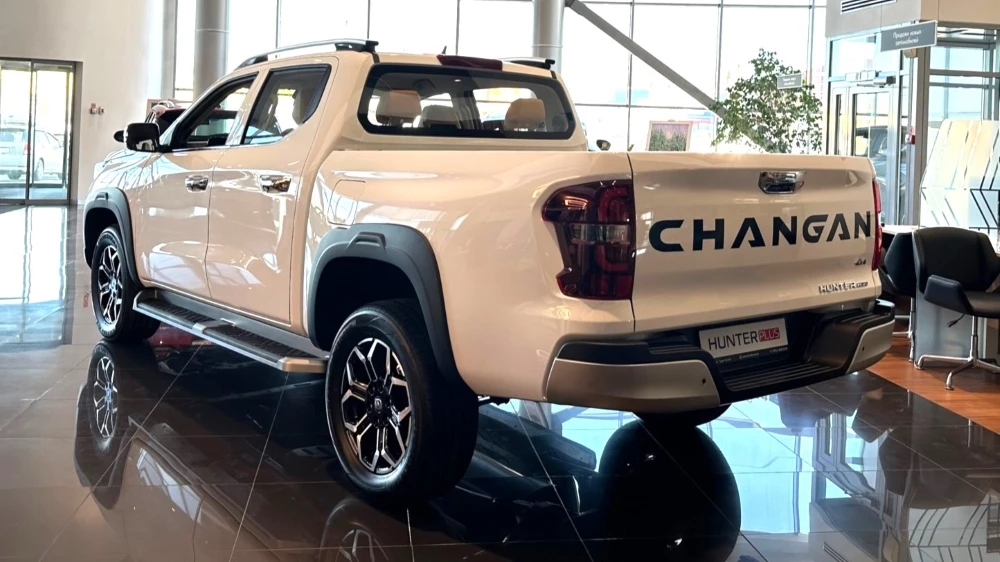 Пикап Changan Hunter Plus дизельная версия у дилера в автосалоне Иркут Иркутск сбоку сзади 